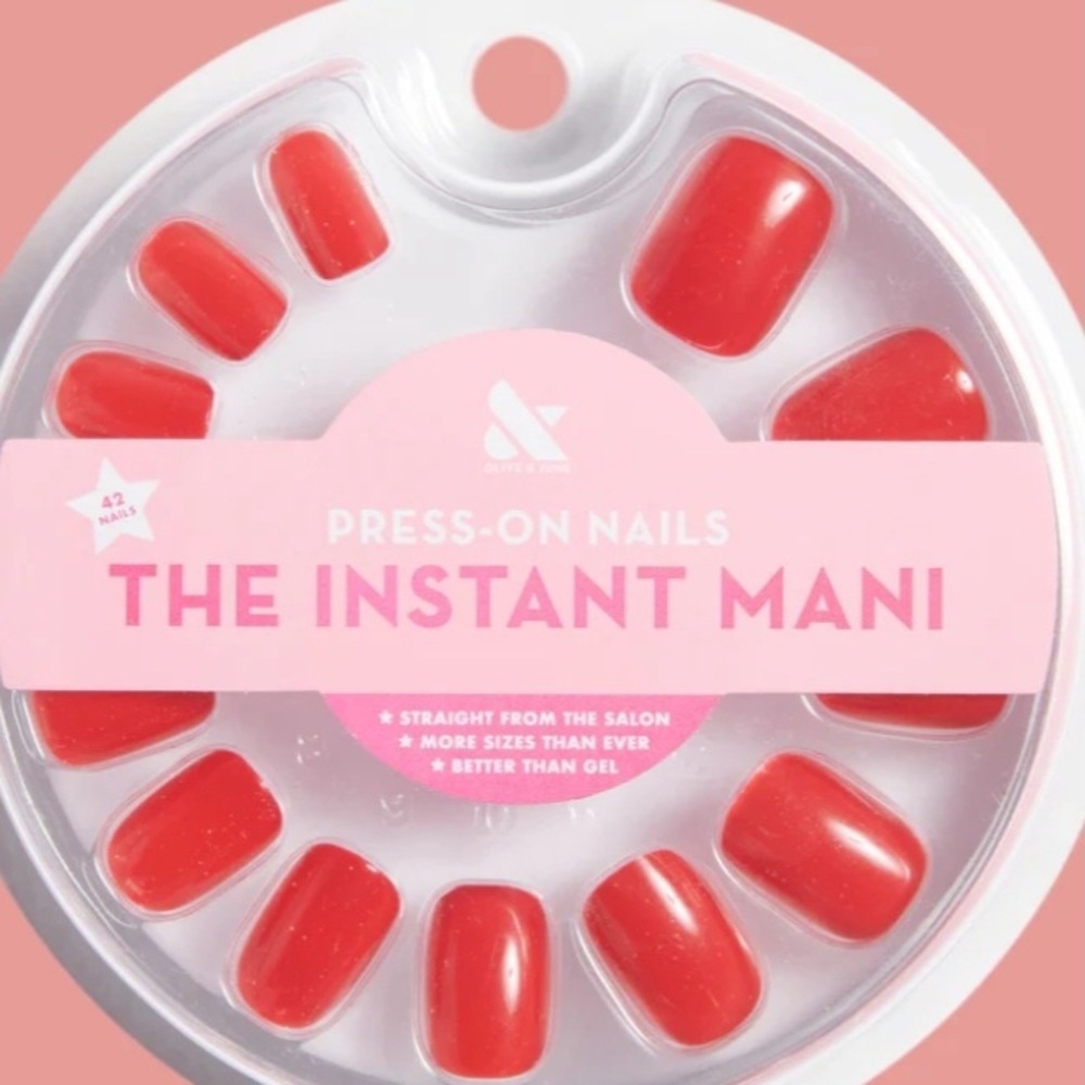 Olive & June The Instant Mani press-on nails in the "CV" shade - extra short